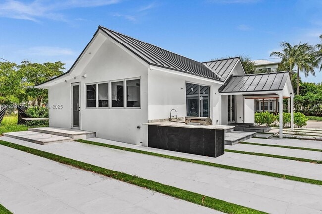 Building Photo - 394 SE 5th Ave Unit 396