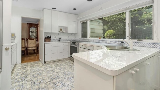 Photo - 17 Hilltop Dr W