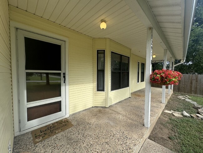 Building Photo - "Charming 2-Bedroom, 1-Bath in Horseshoe F... Rental