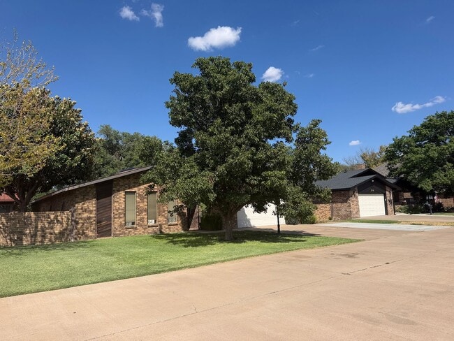 1712 Colonial Pkwy