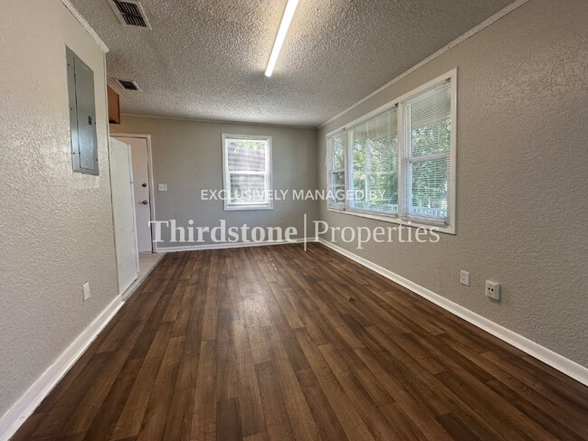 Photo - 1853 W 6th St