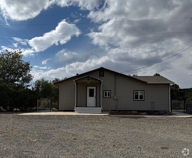 Building Photo - Country home on 35 acres