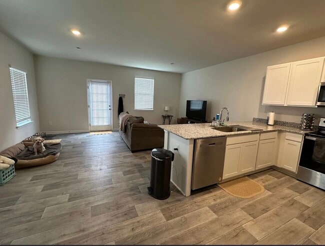 Photo - 411 Tevis St