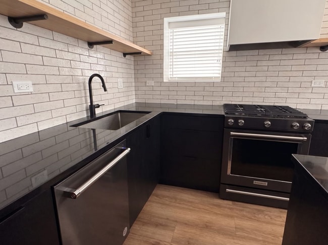 Photo - 834 W Waveland Ave Unit GDN