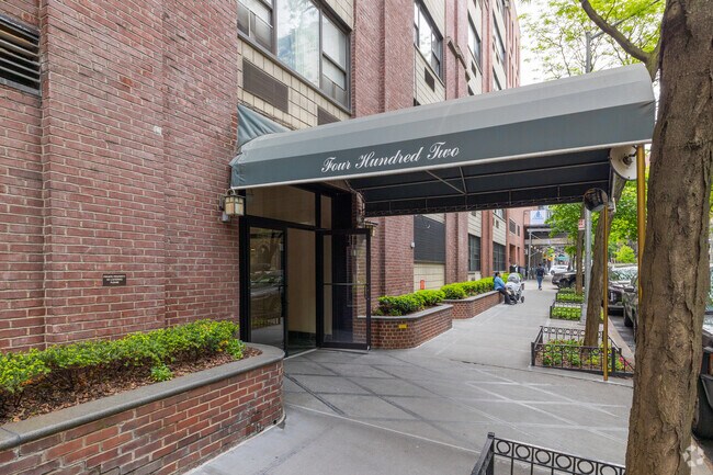 Entrance - River East Plaza