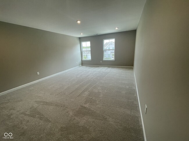 Photo - 330 Oxford Ln