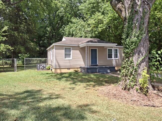 Photo - 825 Crestline Cir NW