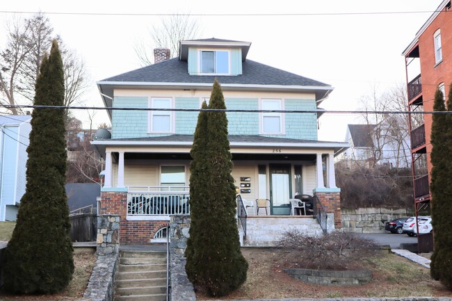 Building Photo - 256 Congress Ave Unit 2R