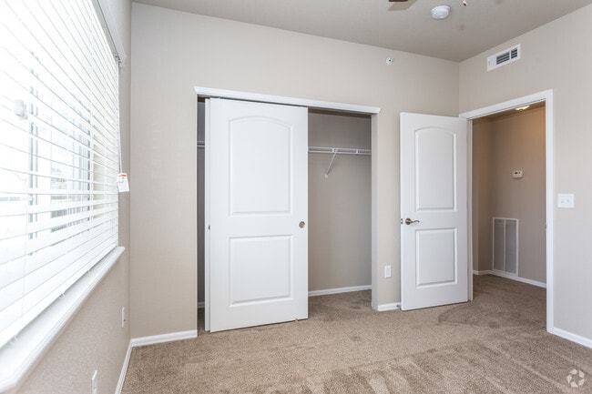 1BR, 1BA - Crestone