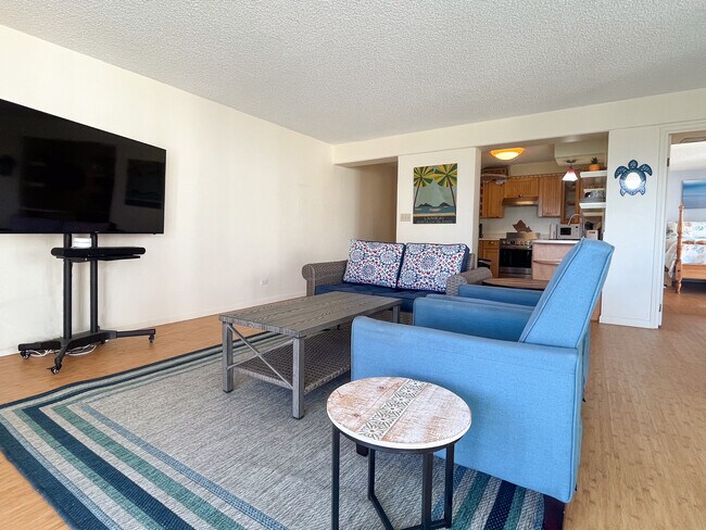 Living Room area looking toward kitchen and entry hallway - 2575 Kuhio Ave Unidad 1802