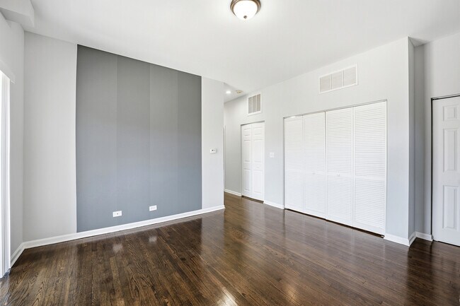 Photo - 2451 W Howard St