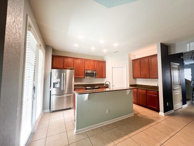 Building Photo - Stunning 3/2.5 Windermere Townhome