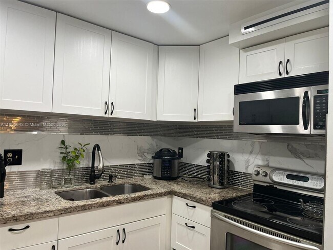 Building Photo - 4166 Inverrary Dr Unit 104 Rental