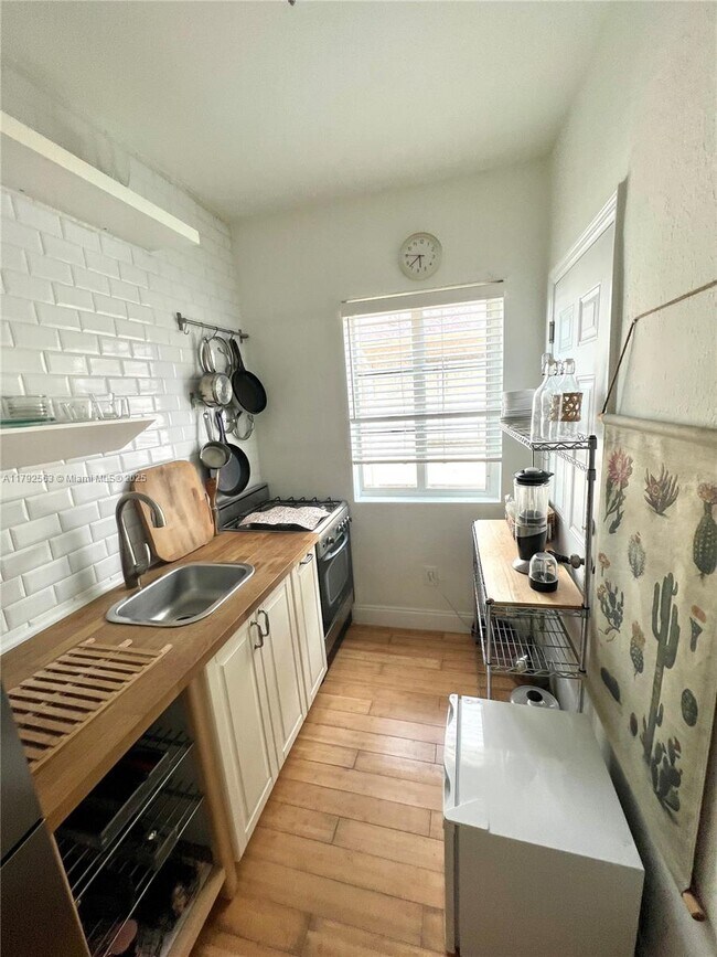 Photo - 8415 Harding Ave