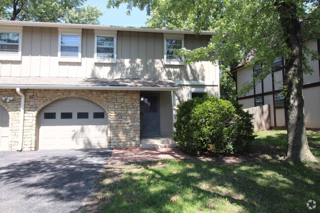 Building Photo - 3 Bed, 3 Bath Overland Park KS Rental