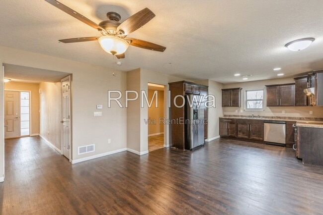 Photo - 320 E 5th St