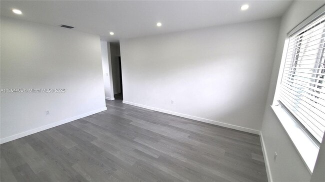 Building Photo - 215 Zamora Ave Unit 10