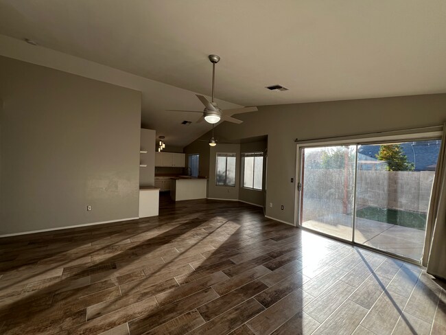 Photo - 910 N Swan Dr