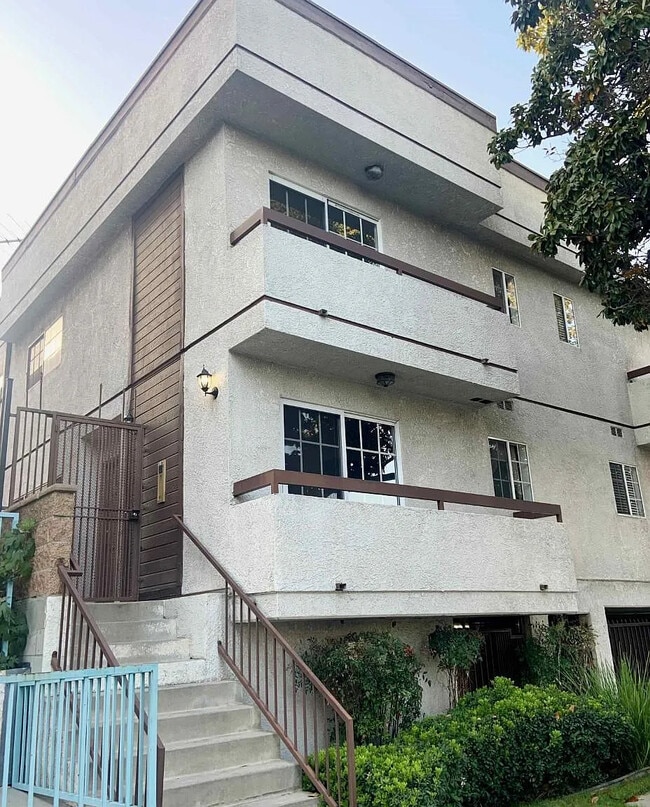 Building Photo - 305 E Valencia Ave Unit B