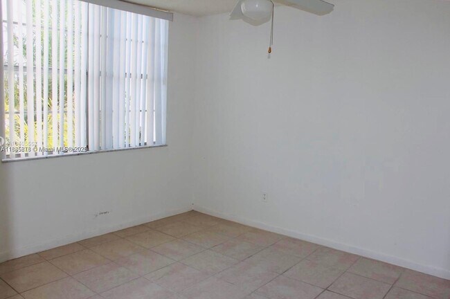 Photo - 486 NW 165th St Unidad 404