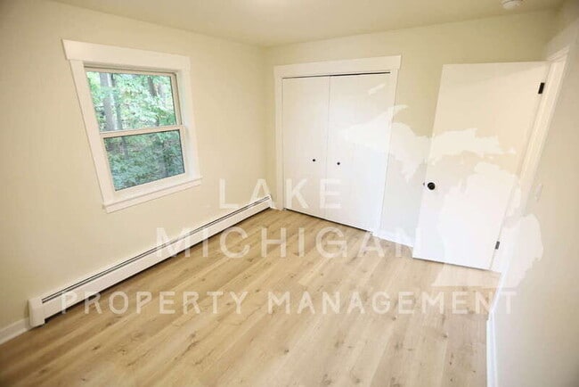 Photo - 883 Emerald Ave NE