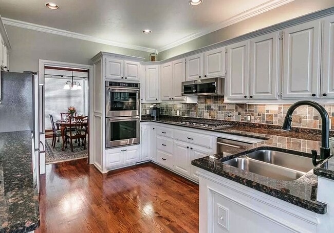 Building Photo - Executive Living in Norman complete with N... Rental