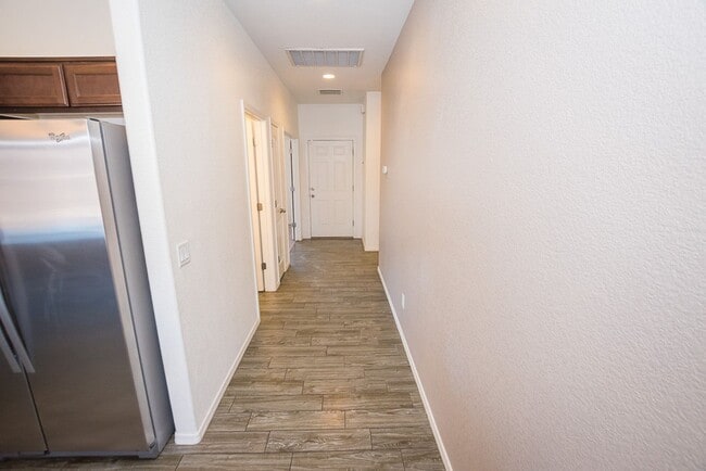 Building Photo - Great Open Floor Plan 3 Bedroom, 2 Bath, Central A/C in Holiday Subdivision!