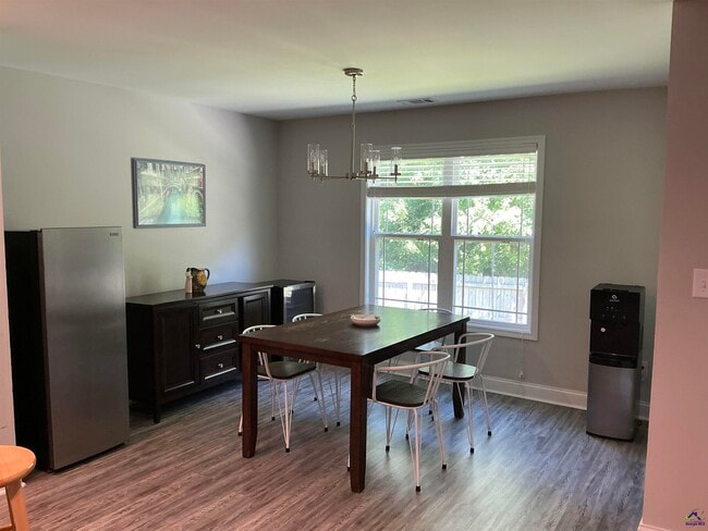 Photo - 613 Broderick Cir