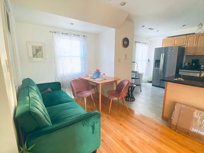 Photo - 11 Duer Pl Unit Room1
