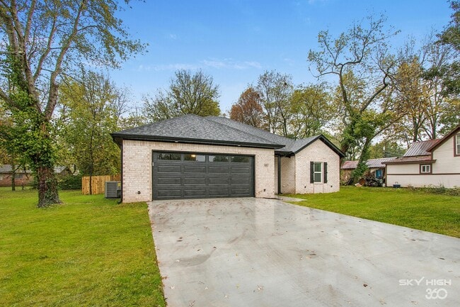 Photo - Newer Split Floor plan Home!!