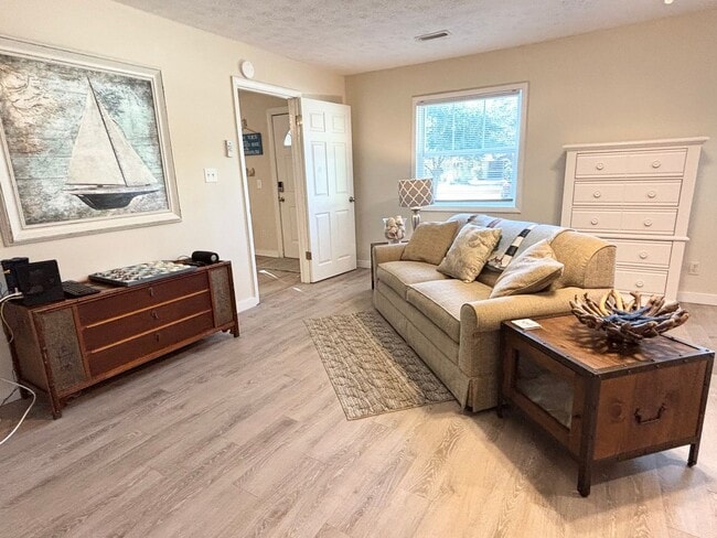 Photo - CALLING ALL SNOWBIRDS! Fully furnished apartment!