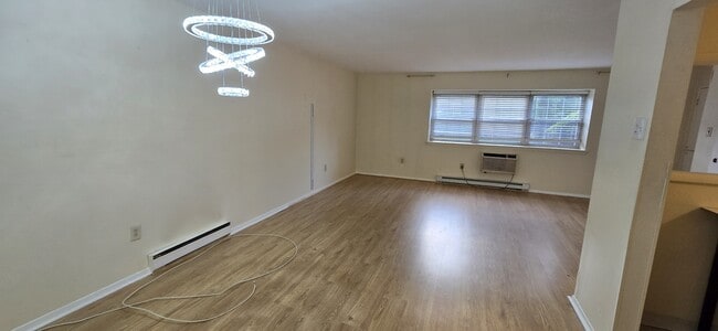 Photo - 142 E Maple St