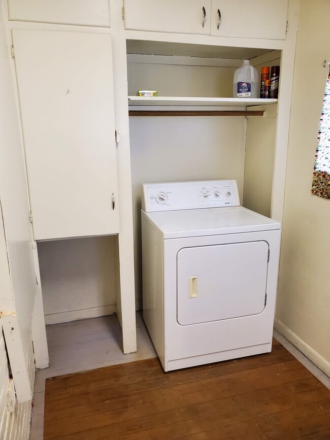 Lavandería (vista de secadora de ropa eléctrica) y trastero. - 607 Harrison Ave