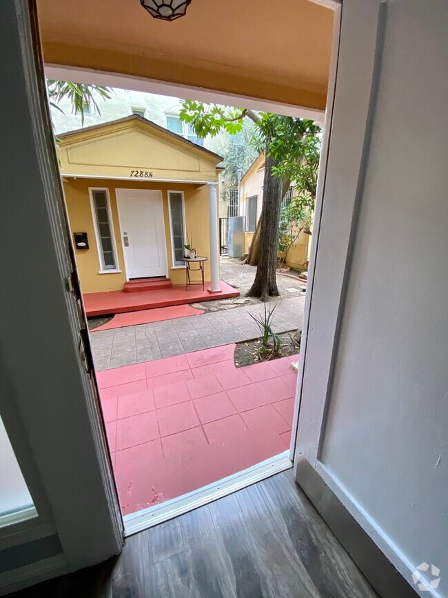 Building Photo - 7284 1/2 Fountain Ave Unit House #