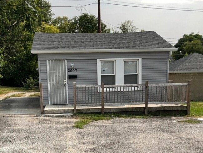 Building Photo - 2007 E 38th St Rental