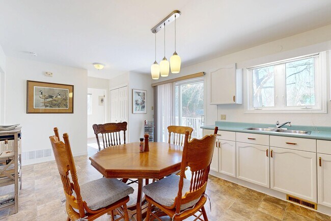 Photo - 103 Bruce St S