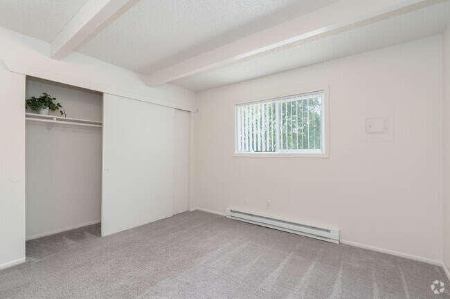 1BR, 1BA - 468SF - Bedroom