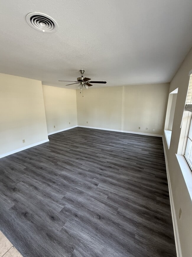 Photo - 309 Currie Ave