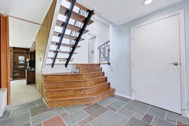 6 Lark Ave