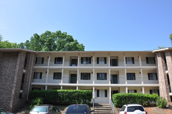 Building Photo - 2 Bedroom Condo - Great St. Andrews Location!