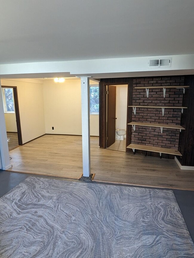 Photo - 2 Bed, 1.5 Bath Unit with den in Fairhaven Close to Shopping & Restaurants & On a Bus line Unidad 1110 12th Street