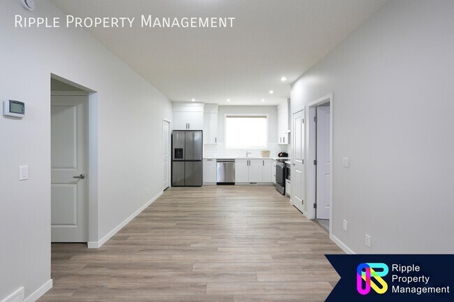 GORGEOUS 2 BEDS + DEN / 2 BATH MAIN FLOOR