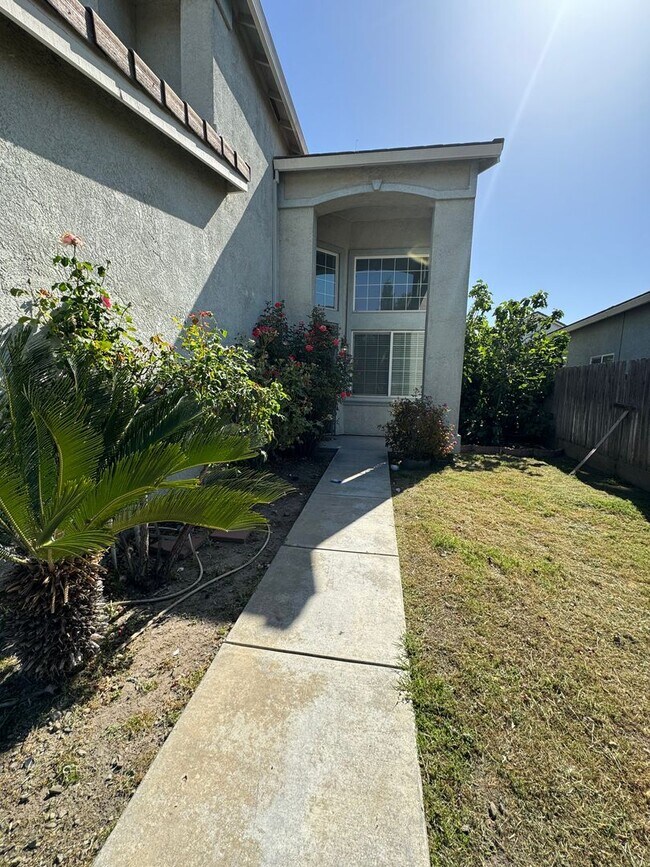 Photo - Comfortable home has 5Bdm 3Ba Home With 3 ...