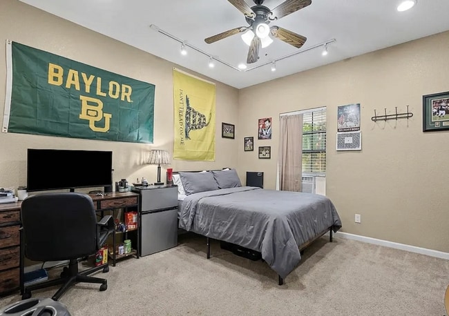 Photo - 7 bedroom home 2 min walk from Campus