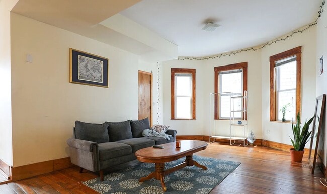 Photo - 346 Faneuil St Unidad 2