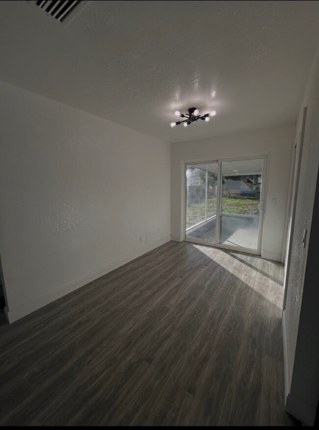 Photo - 590 Ave H SE