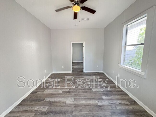 Photo - 2114 Painters St