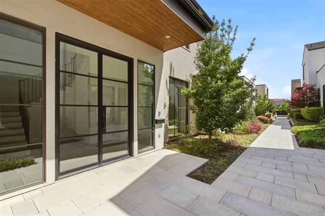 Photo - 9855 Kingsway Ave