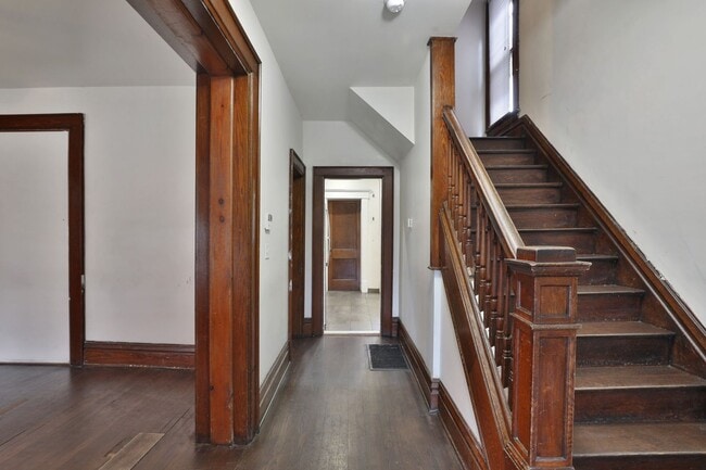 Photo - Great CENTRAL Location 5 Bedroom House - V...