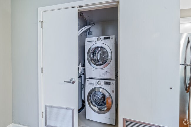 2BR, 2BA - 859SF - Laundry